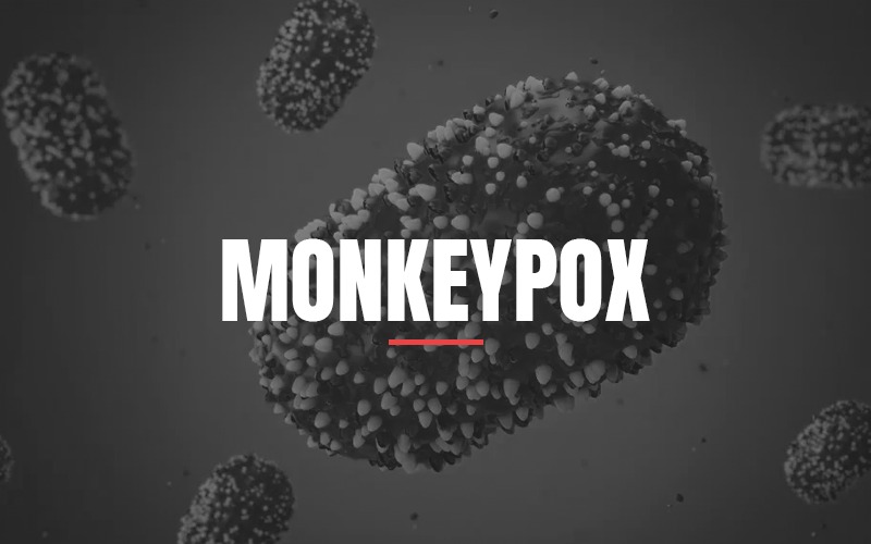 Imagem em tom cinza-escuro com o texto Monkeypox escrito em letras maiúsculas na cor branca, centralizado e sublinhado por uma pequena linha vermelha. Ao fundo, há a ilustração tridimensional do vírus em formato oval, coberto por pequenas saliências, acompanhado por outras unidades menores do vírus flutuando ao redor.