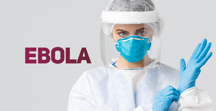 Imagem informativa sobre ebola com fundo cinza-claro. Do lado esquerdo, sobressai a palavra EBOLA em letras maiúsculas na cor vinho. Do lado direito, uma profissional de saúde de pele clara olha para a frente enquanto ajusta uma luva de procedimento azul na mão. Ela está completamente equipada com vestimenta de proteção individual, incluindo avental branco, touca, máscara de proteção respiratória azul e protetor facial transparente.