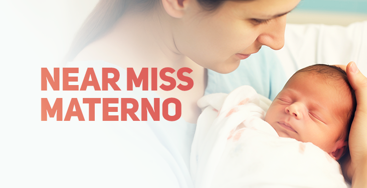 Imagem com o texto Near Miss Materno escrito em letras maiúsculas na cor salmão, posicionado no lado esquerdo sobre um fundo claro. No lado direito, uma mãe segura nos braços um bebê recém-nascido adormecido e enrolado em uma manta branca, acariciando suavemente a cabeça da criança.